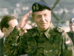 S. M. el Rey durante una visita al Contingente español destinado en Bosnia