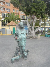 ESTATUA EN HOMENAJE A LOLITA PLUMA