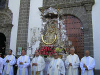 En el centro, podemos a ver a Don Francisco Cases, Obispo de la Dicesis Canarias