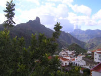 Vista de Tejeda, con el Roque Bentayga al fondo