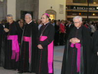 En el centro de la imagen, Monseor Don Francisco Cases Andreu, Obispo de la Dicesis de Canarias